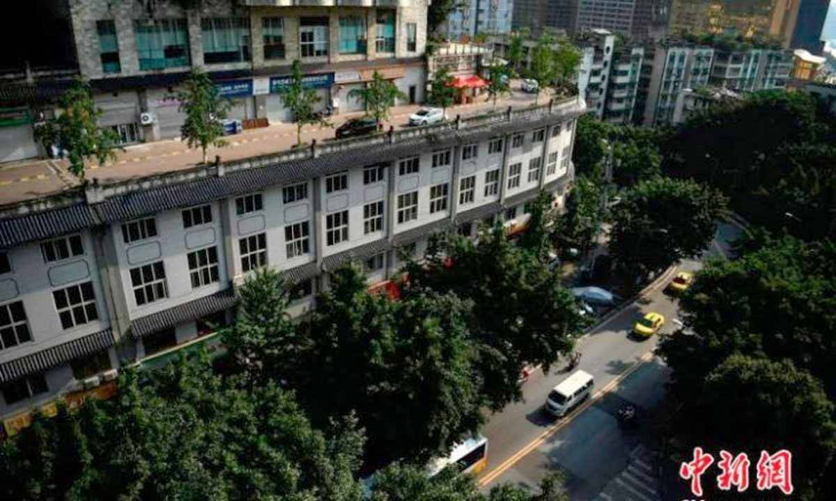 Este estranho prédio na China tem uma rua em seu telhado. Foto: China E-news