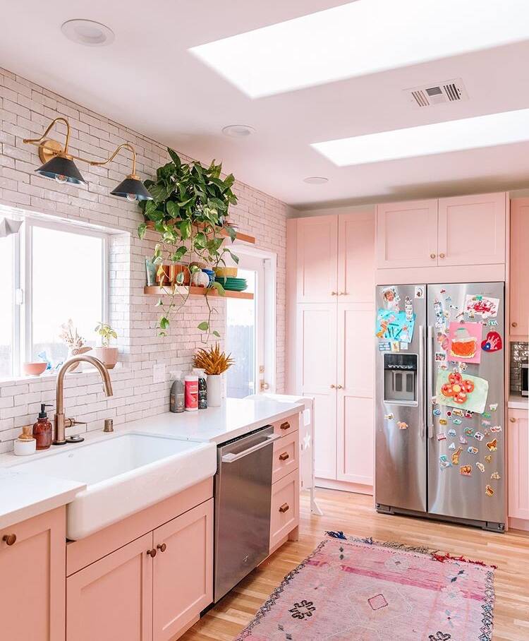 Cozinha rosa é nova tendência; veja 5 ideias para adotar em casa