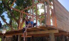 Ana Hickmann ajuda a construir casa na árvore para seu filho