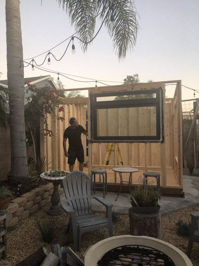 Durante quarentena, pai constrói cafeteria no quintal de casa