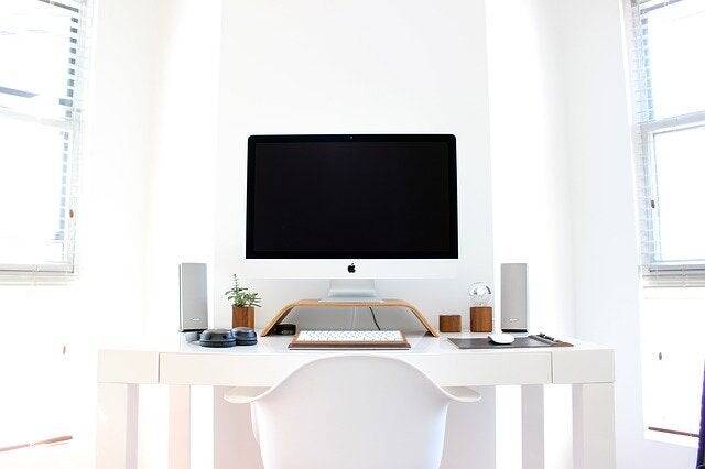 Home office: 4 passos para adotar o minimalismo na decoração e criar um ambiente zen