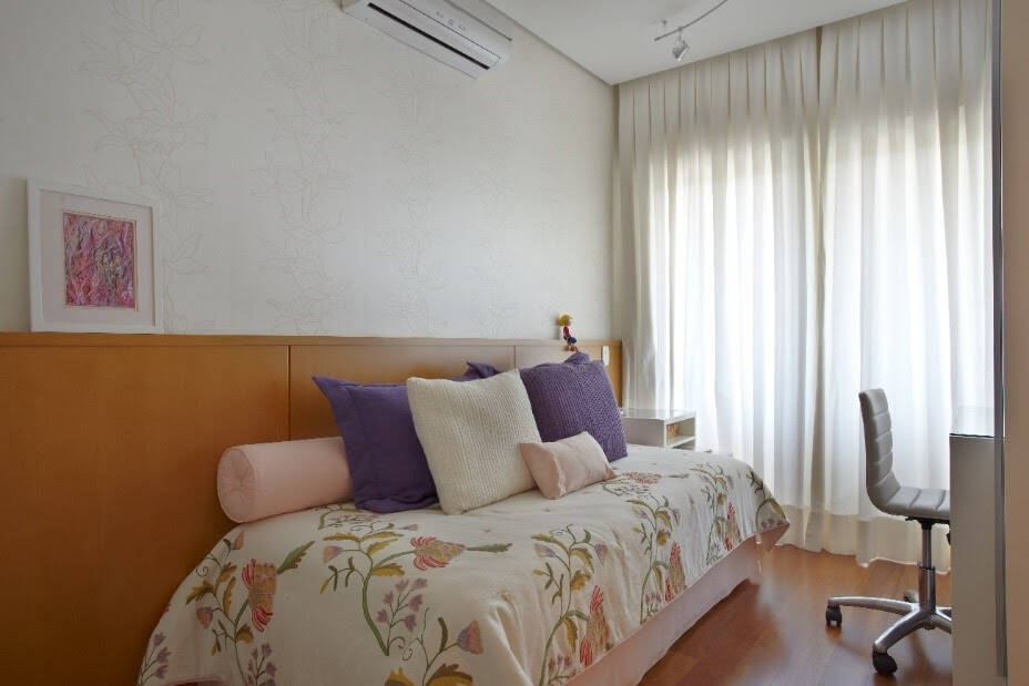 Neste dormitório, os tons claros na cama e cortina trouxeram um clima mais agradável e aconchegante
