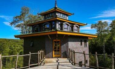 Confira: Casa inspirada em templos antigos está à venda nos Estados Unidos