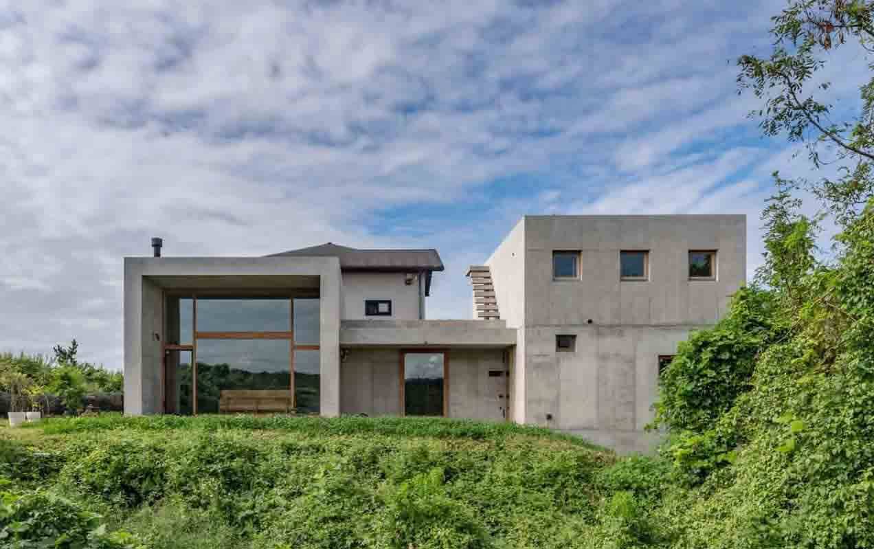 Arquitetos japoneses constroem casa de concreto exposto. Imagem de archdaily