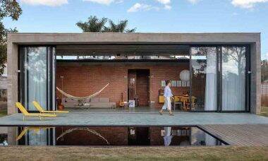 Casa brasileira diferentona vira notícia no exterior por parede de canecas . Imagens: Reprodução/ Hum Arquitetos