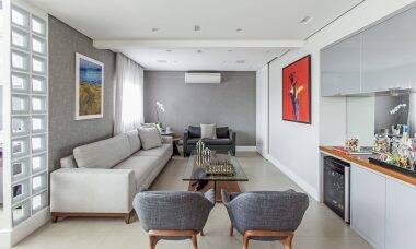 Neste projeto da arquiteta Karina Korn, a sala de estar recebeu tons neutros, deixando o ambiente mais acolhedor e intimista | Foto: Eduardo Pozella