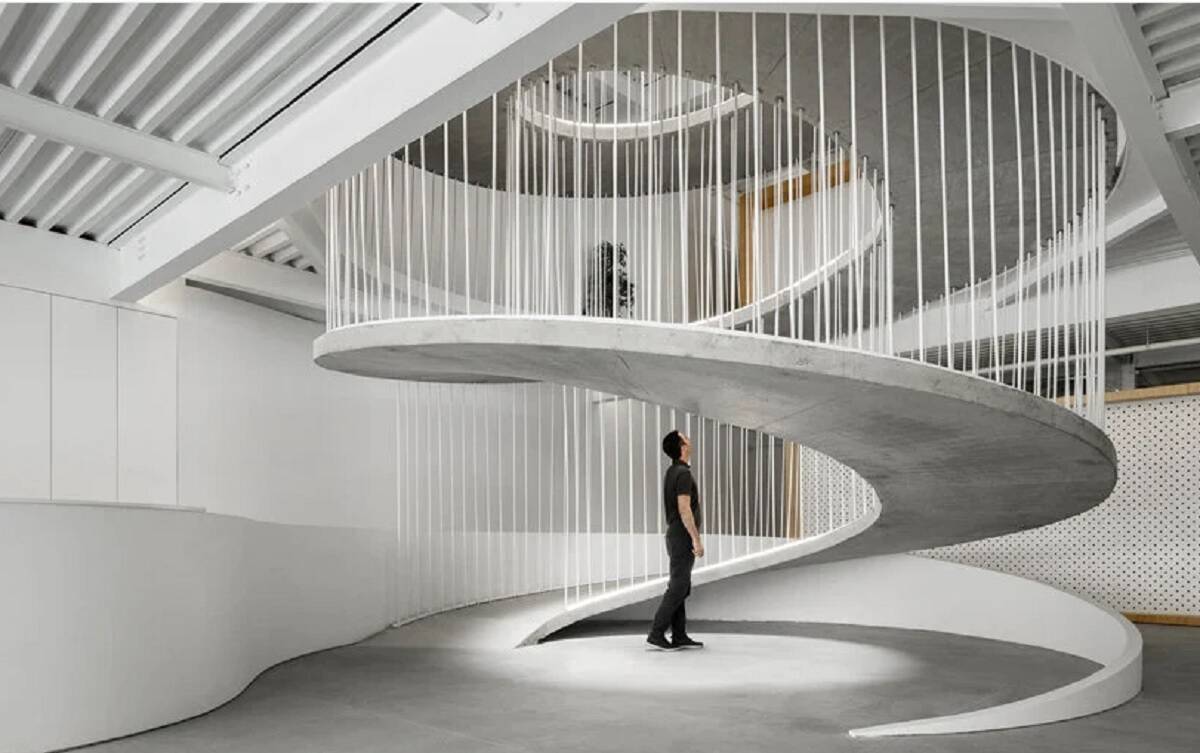 Escada em espiral chama atenção nessa loja. Imagens: Ivo Tavares Studio
