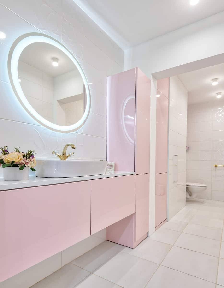 Banheiro rosa. Foto: Max Vakhtbovych