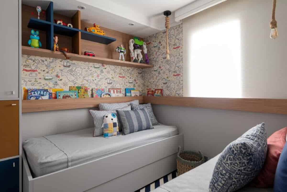Assinado pela designer de interiores Daiane Antinolfi, o quarto traz um moodboard tranquilo, mas, ao mesmo tempo, colorido | Foto: Henry Lopes