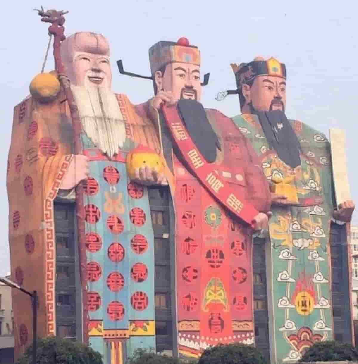 O Tianzi Hotel, localizado em Langfang, província de Hebei do norte da China, é considerado um dos edifícios mais feios da China, apresentando os deuses da fortuna, felicidade e longevidade. Foto: Reprodução/ Weibo