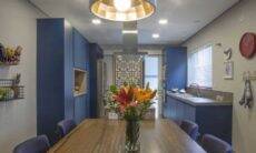 Na cozinha integrada com a sala de jantar, a arquiteta Pati Cillo elegeu o azul para as cadeiras e a marcenaria dos armários. Na medida certa, o tom promoveu vivacidade e descontração para o dia a dia dos moradores | Divulgação: SCA Jardim Europa/ Foto: Luis Gomes