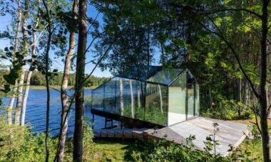 Cabana na Finlândia é toda feita de vidro e aço, e fica no meio da natureza. Fotos: Divulgação | Marc Goodwin/Pirinen Salo Oy