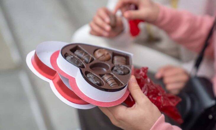 A melhor forma de armazenar o chocolate e cuidados na embalagem. Foto: Budgeron Bach/Pexels