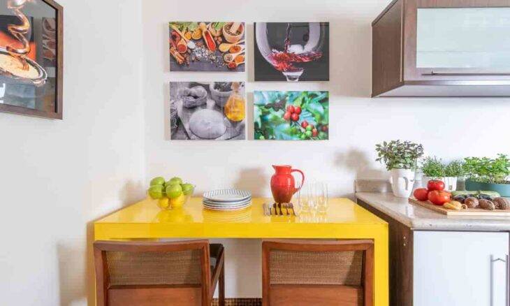 O amarelo mesmo sendo uma cor vibrante pode ser combinada com várias outras cores e estilos de decoração, basta saber onde e como aplicá-la em cada cômodo | Foto: Julia Herman