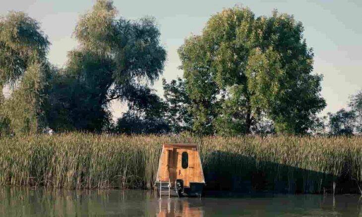 Casa-barco é inspirada em design simples e orgânico para combinar com a natureza. Arquitetura Tamás Bene/ Fotos: Balász Mátéz