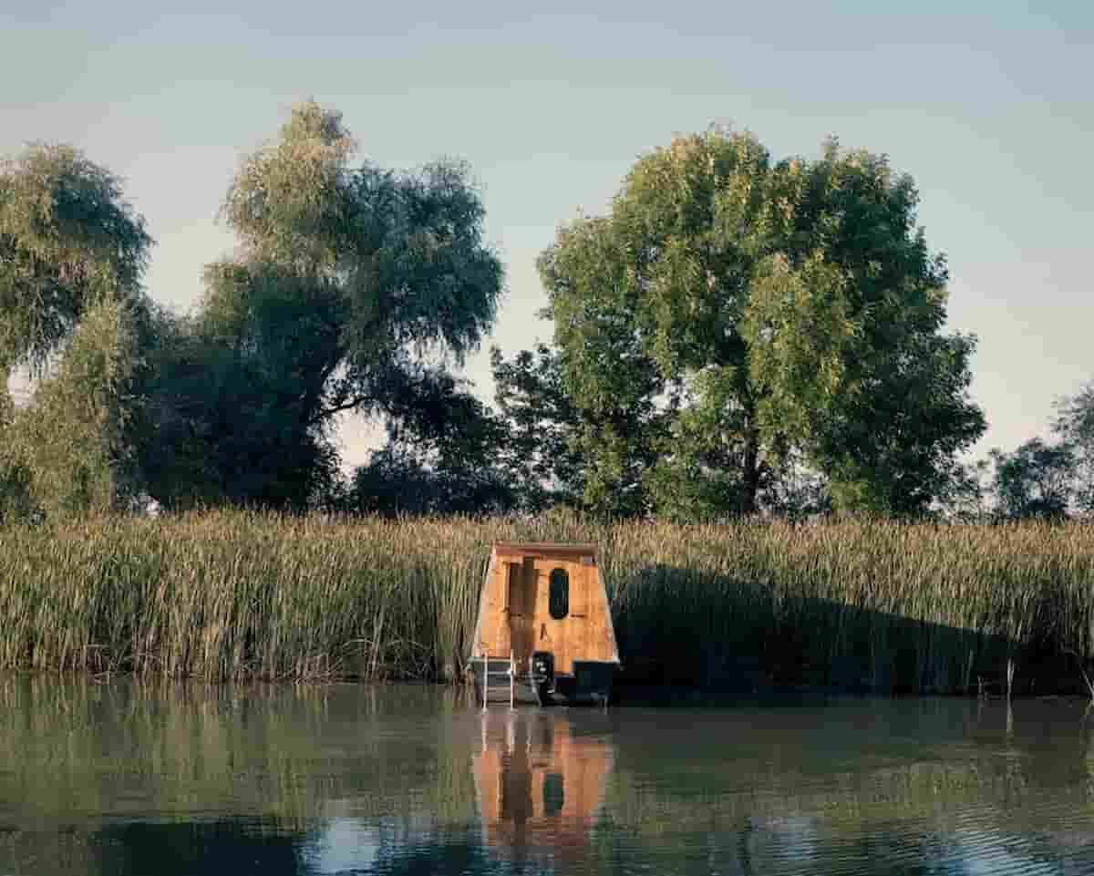 Casa-barco é inspirada em design simples e orgânico para combinar com a natureza. Arquitetura Tamás Bene/ Fotos: Balász Mátéz