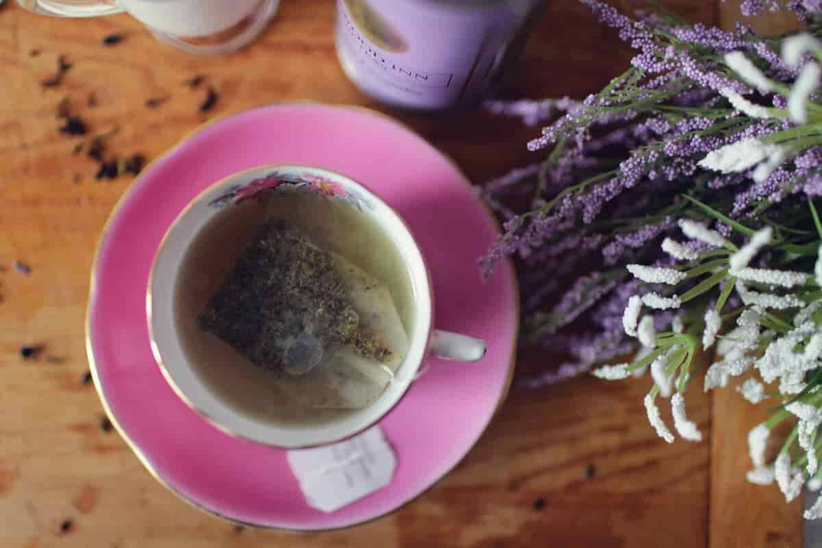 Existe uma maneira certa para guardar o chá de sachê e mantê-lo sempre fresco. Foto: Leah Kelley/ Pexels