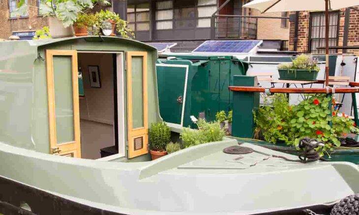 Casa-barco Olive fica ancorada em canal de Londres e tem decoração minimalista. Fotos: Divulgação/ Aucoot
