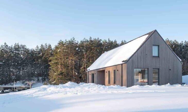 Casa na Lituânia fica em lugar repleto de natureza. Foto: Divulgação/ Estúdio Lunaarch Arquitetura