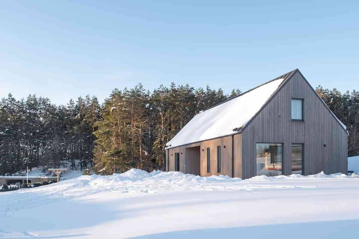 Casa na Lituânia fica em lugar repleto de natureza. Foto: Divulgação/ Estúdio Lunaarch Arquitetura