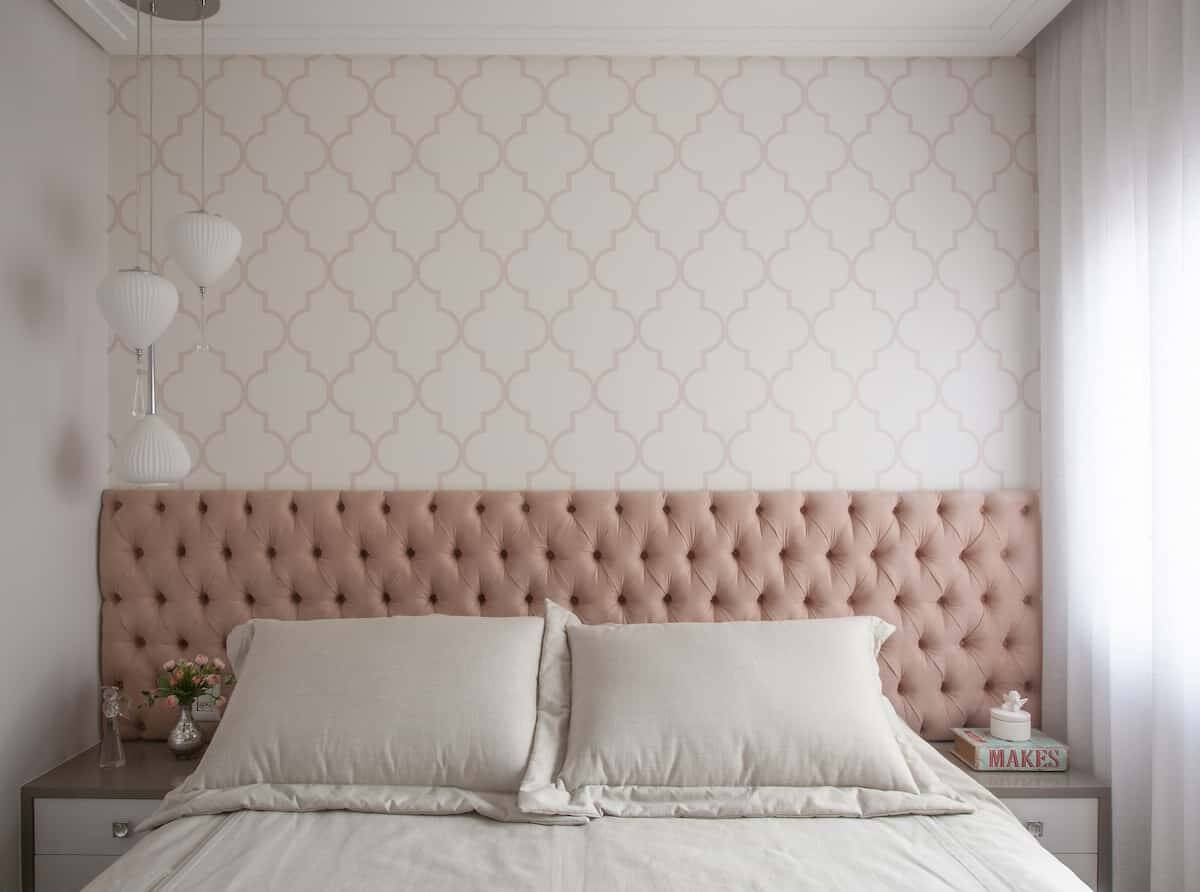 Para tazer todo o conforto necessário para esse quarto, as profissionais da Tesak Arquitetura optaram por uma cama de casal e cabeceira estofada / Foto: Luís Gomes