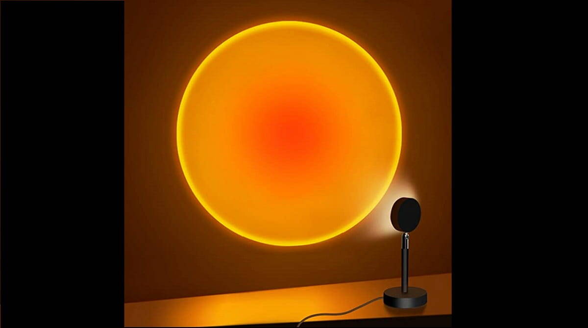 Luminária que ficou famosa no TikTok funciona como um projetor que imita o pôr do sol. Fotos: Divulgação