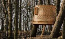 Sylvascope é uma cabana suspensa feita com materiais da própria natureza. Design Sebastian Cox/ Fotos: Edvinas Bruzas