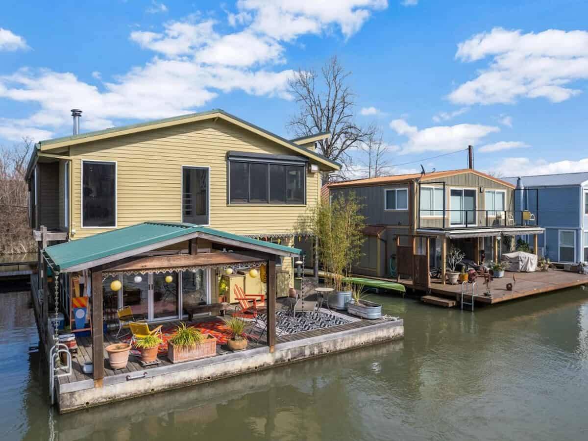 Casa-barco que fica em um rio nos Estados Unidos está à venda. Fotos: Fotos: Divulgação/ Inhabit Real Estate