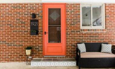 Fachadas de casa com tijolinhos combinam com portas coloridas. Foto: Carrie Waller