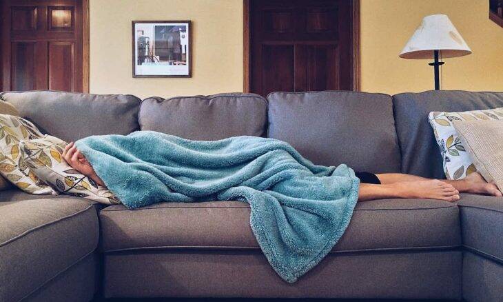Ideias de como colocar uma manta no sofá. Fotos: Pexels