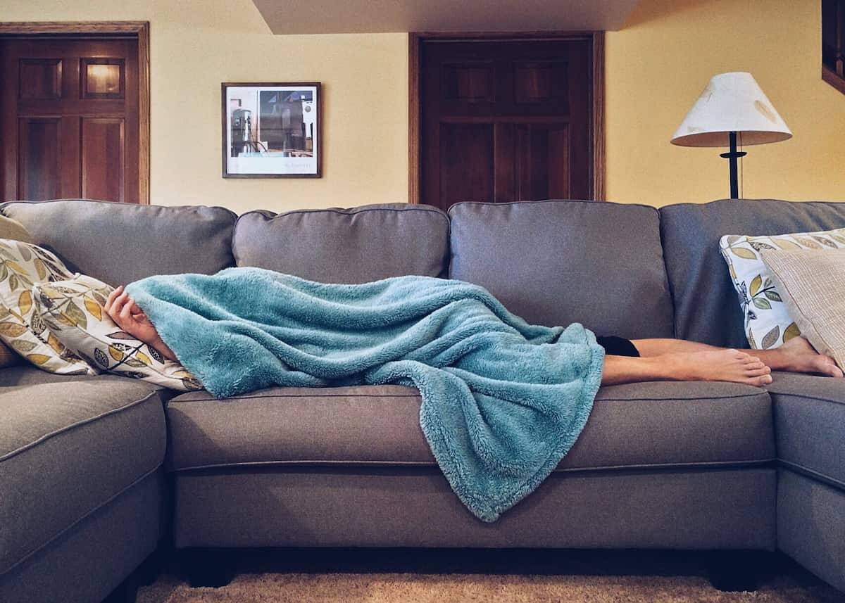 Ideias de como colocar uma manta no sofá. Fotos: Pexels
