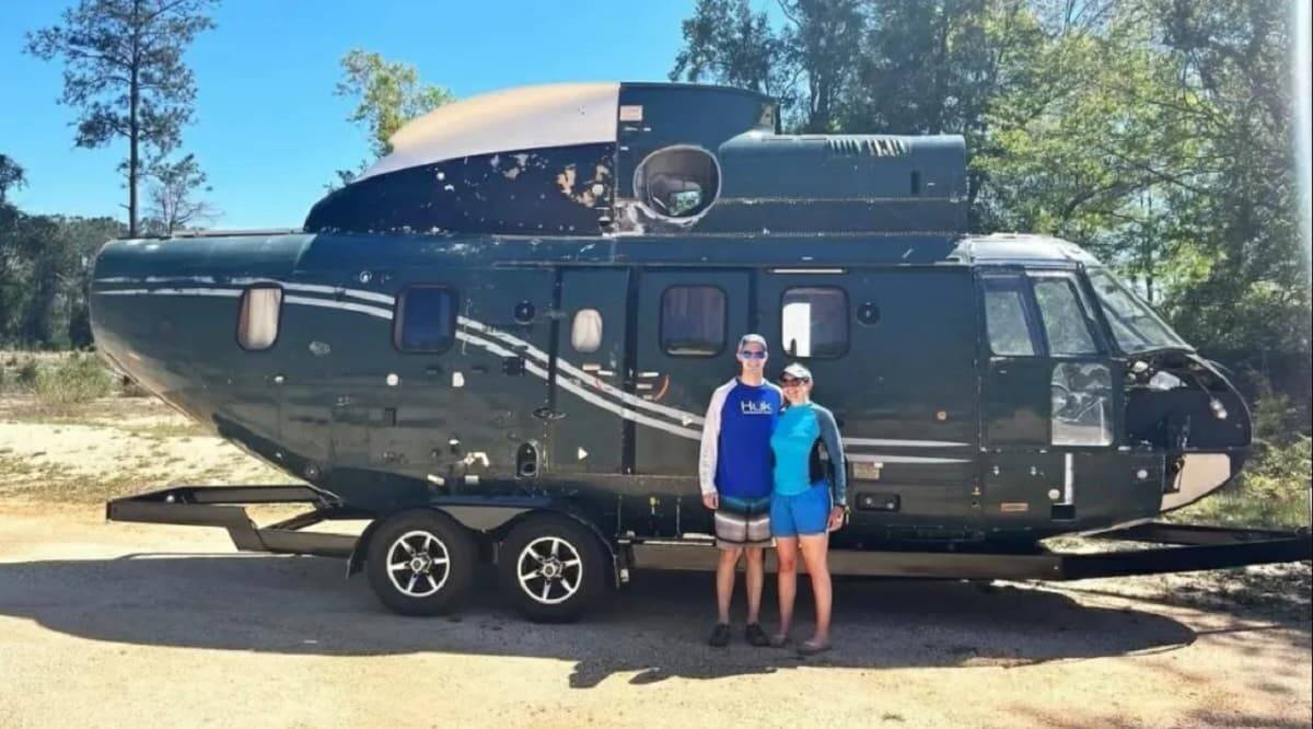 Casal transforma helicóptero antigo em trailer. Fotos: Reprodução/ Instagram