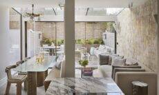 Cozinha com mármore traz ar luxuoso ao design do apartamento. Fotos: Divulgação/ Fiona Barrat Projects