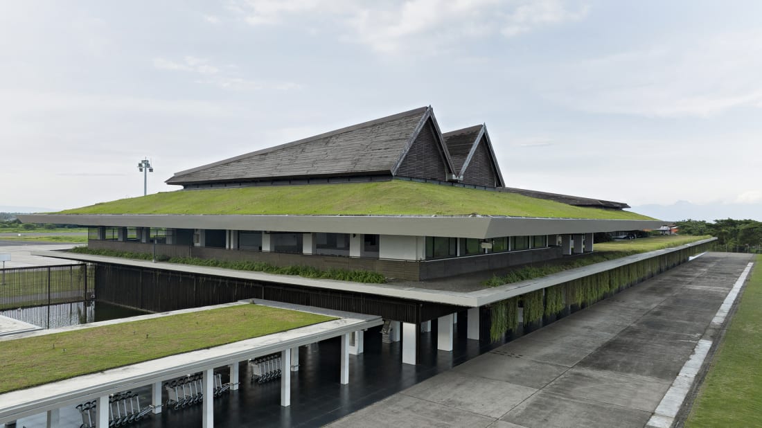 O Aeroporto Internacional de Banyuwangi, em Java Oriental da Indonésia, foi um dos seis vencedores do Prêmio Aga Khan de Arquitetura de 2022. Percorra a galeria para ver todos os vencedores. Fotos: Divulgação | Aga Khan Trust for Culture