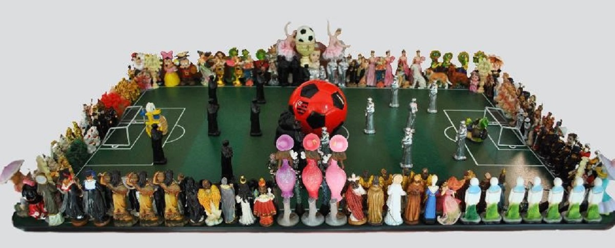 Obra “Futebol” (2000-1), do artista brasileiro Nelson Leirner | Divulgação
