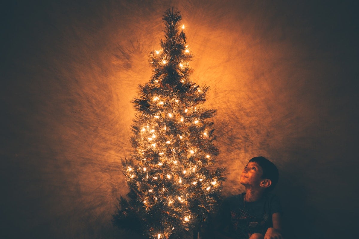 As luzes de Natal trazem o ar mágico da data festiva.