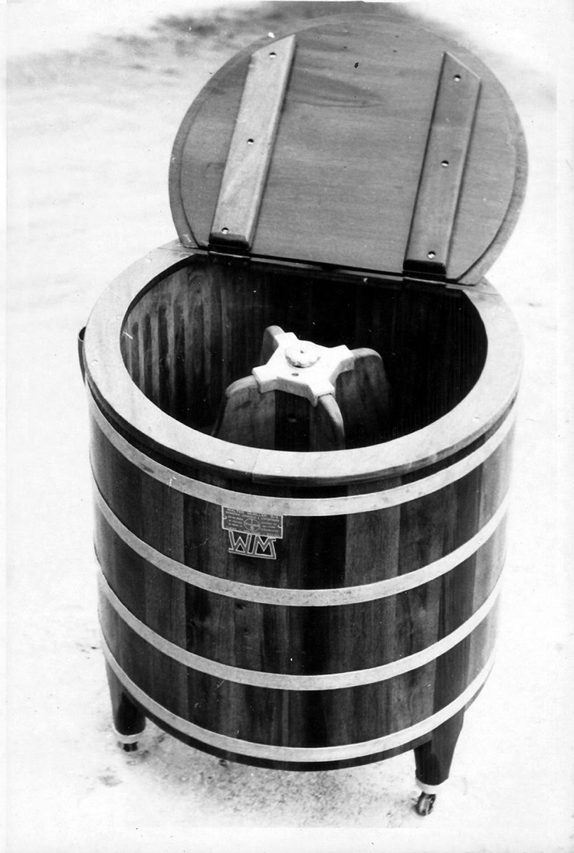 Em 1955, a lavadora já possuía um design mais compacto e não contava com polias externas. | Foto: Divulgação Mueller