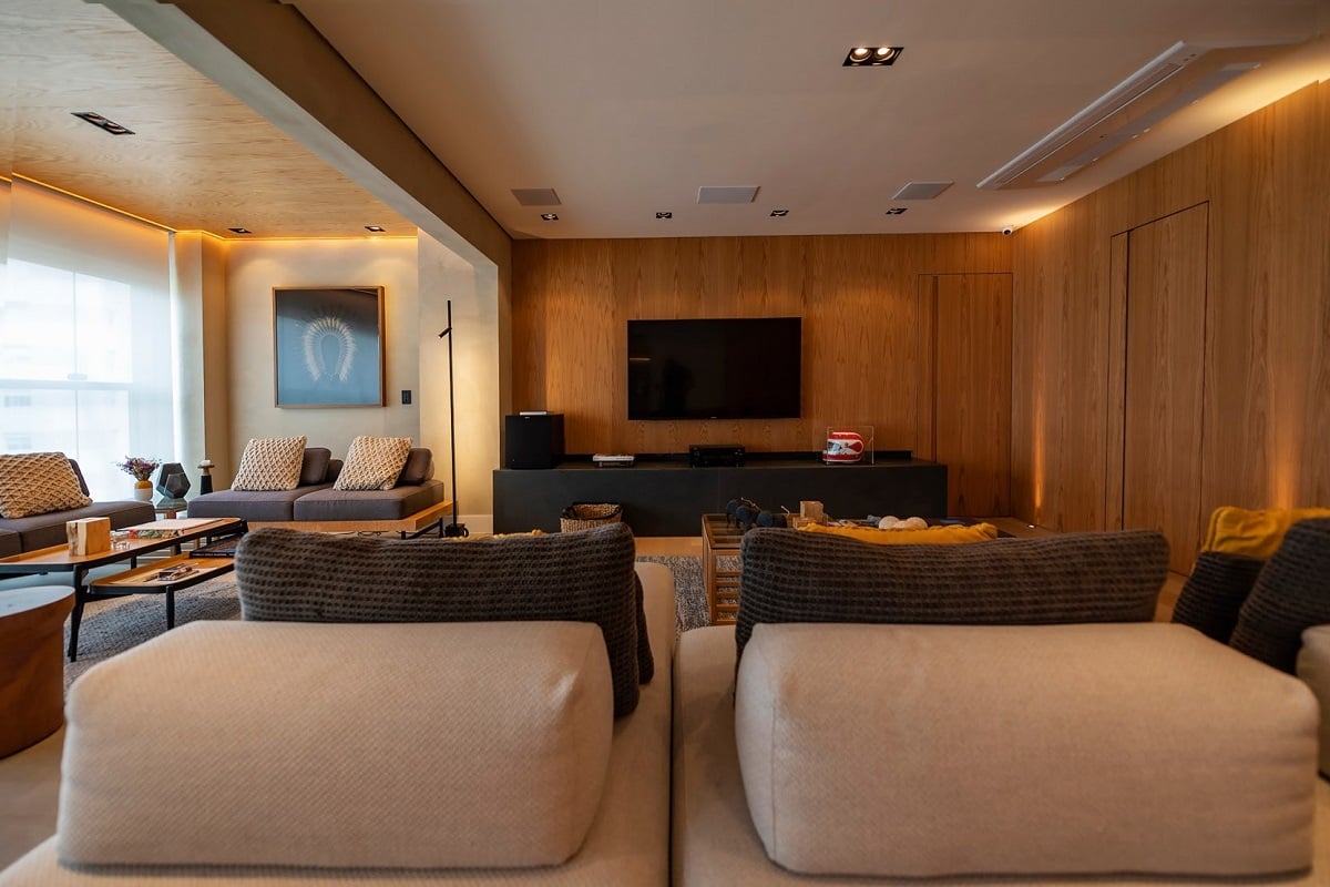 Sala de TV de um projeto repleto de aconchego criado pelo escritório Fan Interior Design / Foto de Emerson Rodrigues