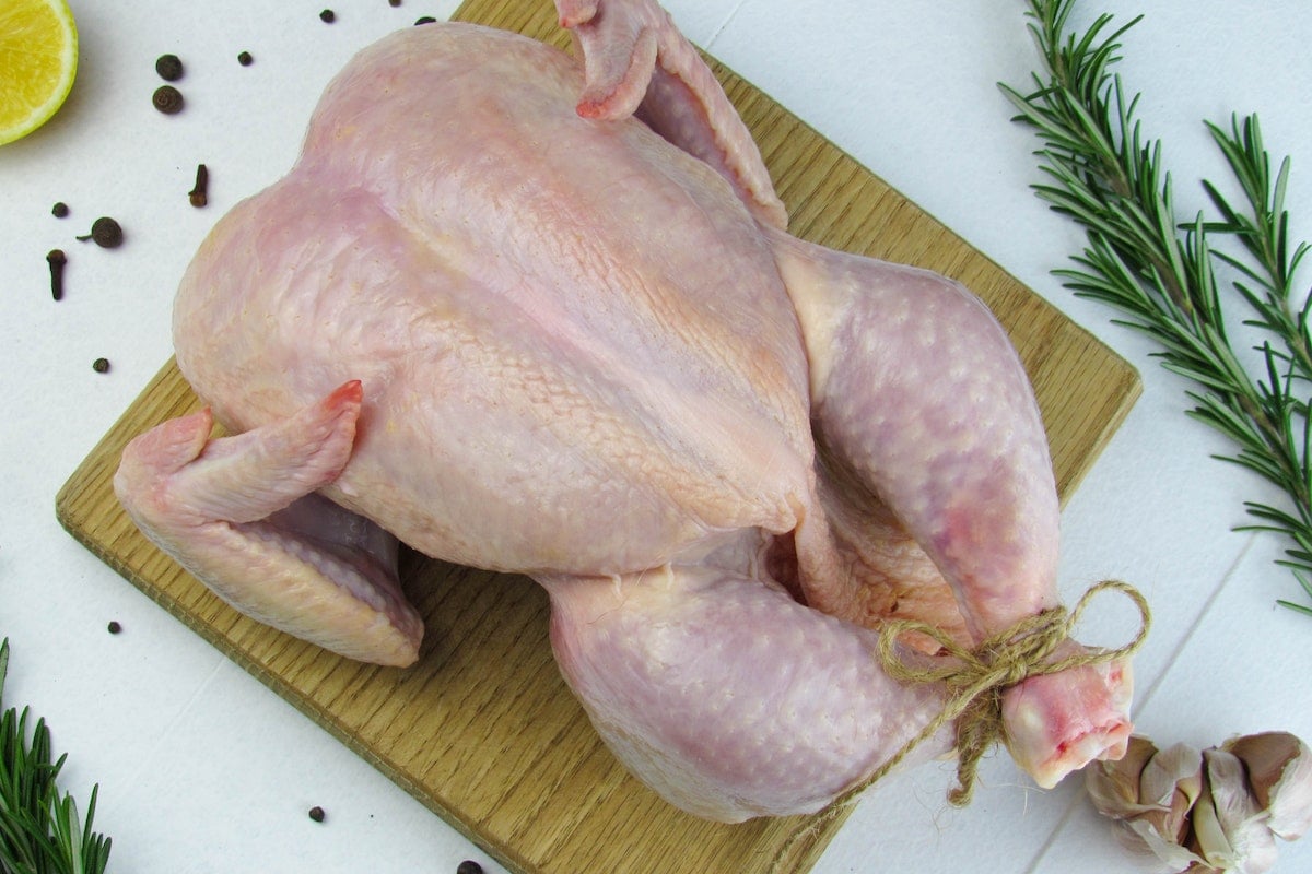 Nunca lave o frango cru no preparo de suas comidas em casa. Fotos: Pexels
